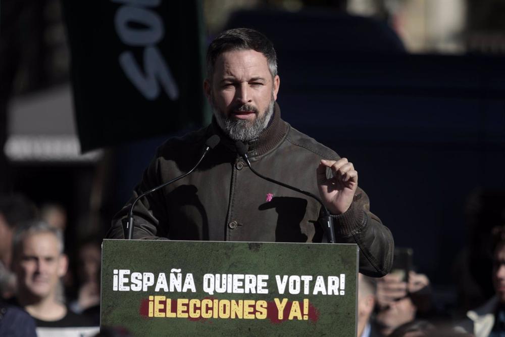 El líder de Vox, Santiago Abascal, interviene durante una manifestación convocada por la formación parlamentaria Vox, en la Plaza de la Universidad, a 19 de noviembre de 2022, en Barcelona, Catalunya (España). El