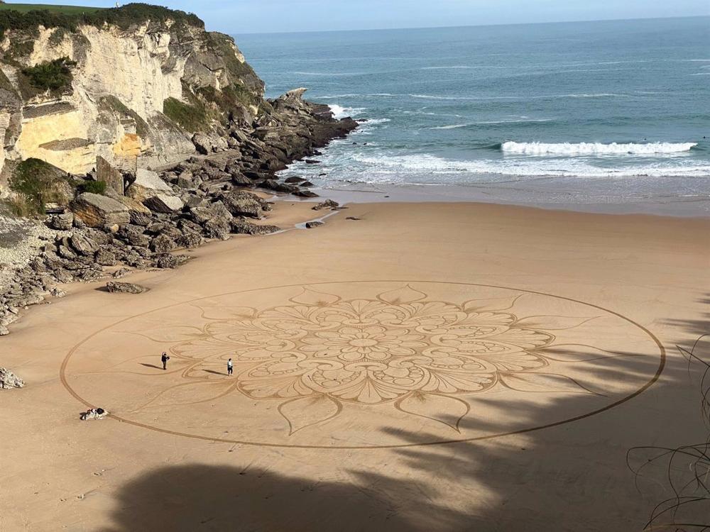 Dibujo mandala en la Playa Mataleñas. Dibujo