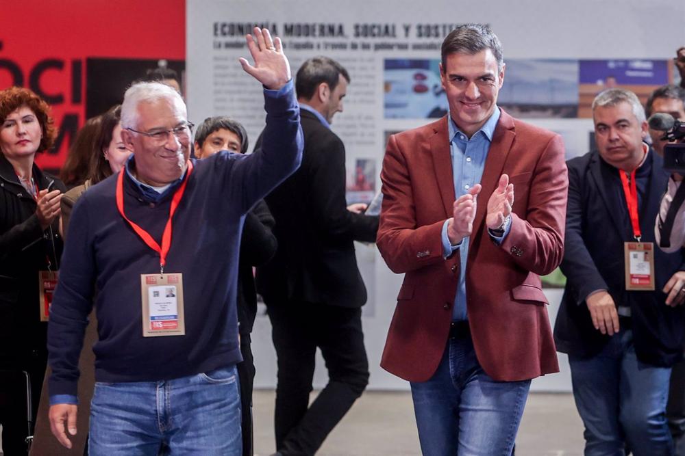 El primer ministro de Portugal, Antonio Costa (i), y el presidente del Gobierno y presidente de la Internacional Socialista, Pedro Sánchez (d), a su llegada al ágora de debate 'Política energética europea. El
