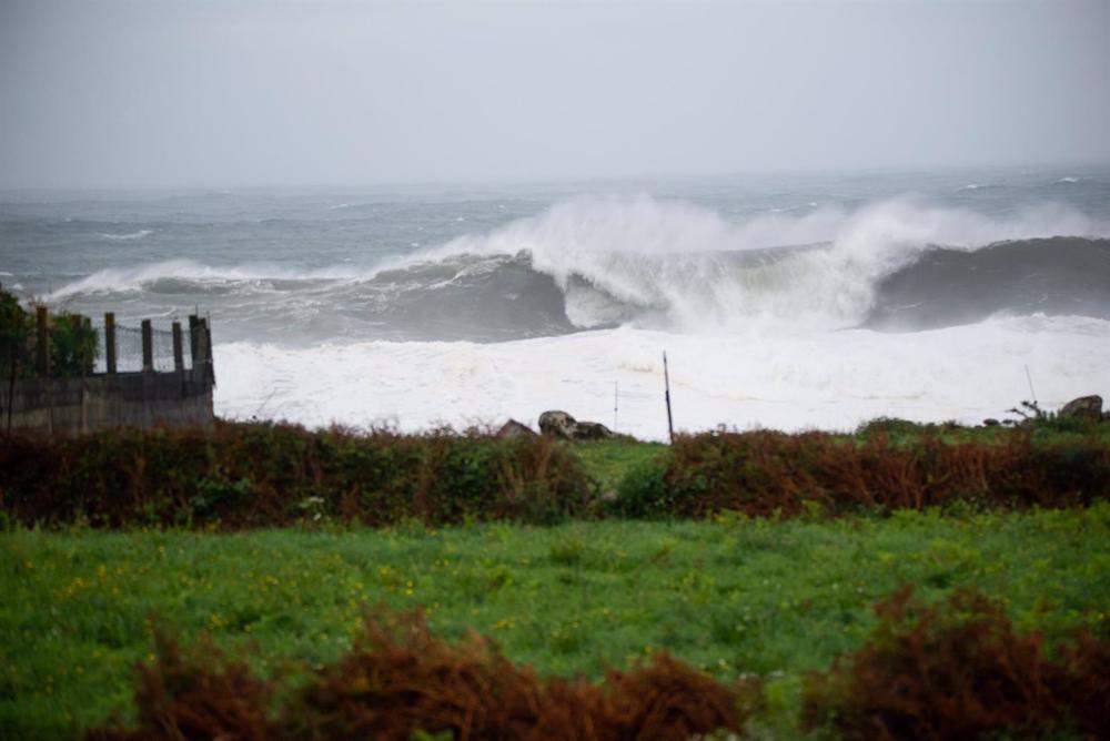Archivo - Fuerte oleaje en la zona de Santa Maria de Oia hasta Cabo Silleiro, a 20 de octubre de 2022, en Pontevedra, Galicia, (España). Archivo
