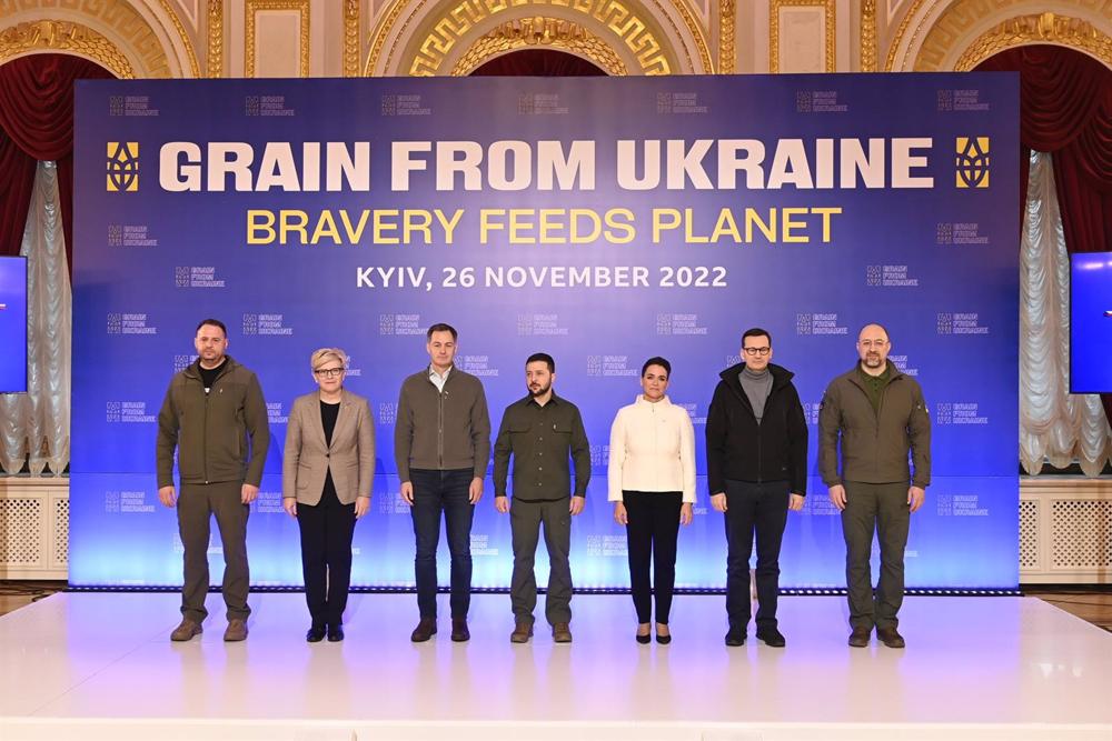 26 November 2022, Ukraine, Kiev: Lithuania's Prime Minister Ingrida Simonyte (2nd L), Belgium's Prime Minister Alexander De Croo (3rd L), Ukrainian president Volodymyr Zelensky (C), Hungary's President Katalin Novak (3rd R), Poland's Prime Minister Mateus 26