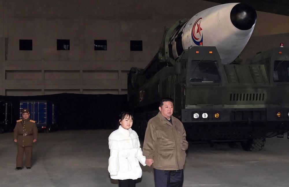 Kim Jong Un salue le programme nucléaire nord-coréen lors d’une nouvelle inspection publique d’un missile intercontinental.