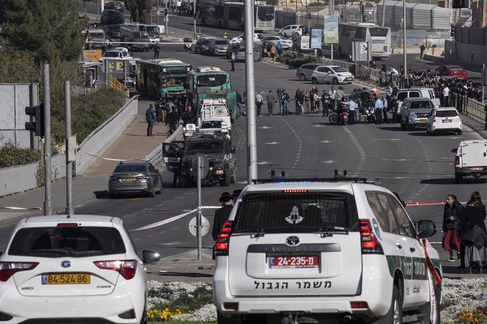 As forças de segurança e peritos forenses israelitas trabalham no local de uma explosão numa paragem de autocarro em Jerusalém. As