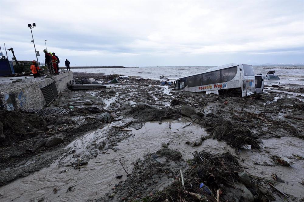 Resgatadores em Ischia, Itália, após um deslizamento de terras causado por fortes chuvas na ilha. Resgatadores