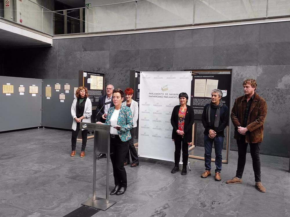 La diputada navarra de EH Bildu en el Congreso, Bel Pozueta, interviene en una comparecencia acompañada de parlamentarios forales de EH Bildu. La