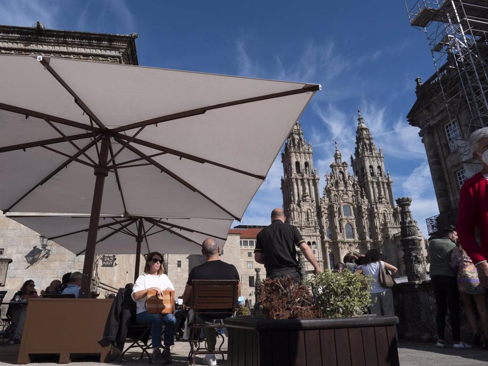 Archivo - La terraza de un bar, en la plaza del Obradoiro, a 9 de octubre de 2021, en Santiago de Compostela, A Coruña, Galicia. Archivo