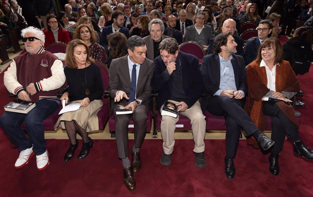 (I-D) El director de cine Pedro Almodóvar; la cantante Ana Belén; el presidente del Gobierno, Pedro Sánchez; el escritor y director del Instituto Cervantes, Luis García Montero; el director del Ateneo de Madrid, Luis Arroyo y la presidenta del PSOE, Crist (I-D)
