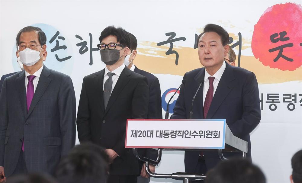 Archivo - El presidente de Corea del Sur, Yoon Suk Yeol, a la derecha, junto al ministro de Justicia, Han Dong Hoon. Archivo