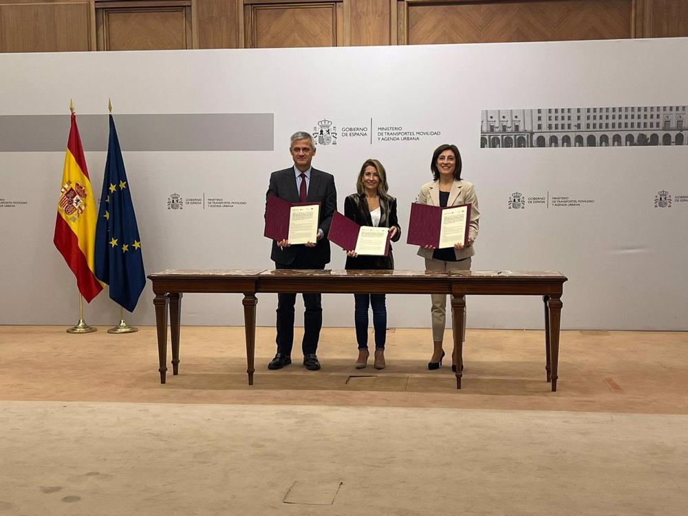 La ministra de Transportes, Raquel Sánchez, y la consejera gallega de Vivienda, Ángeles Vázquez. La