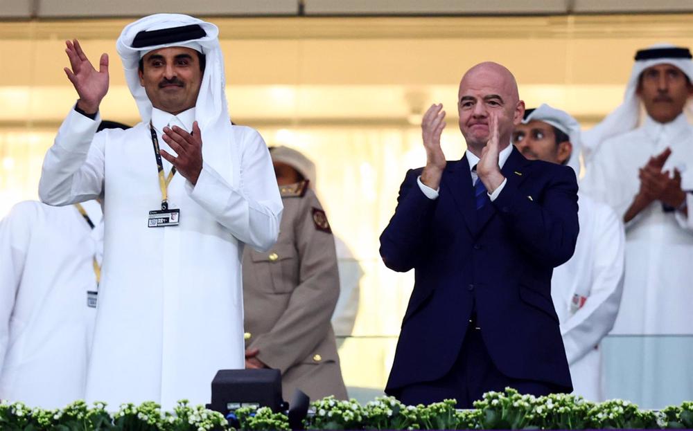 El emir de Qatar, Tamim bin Hamad al Thani, y el presidente de la FIFA, Gianni Infantino El