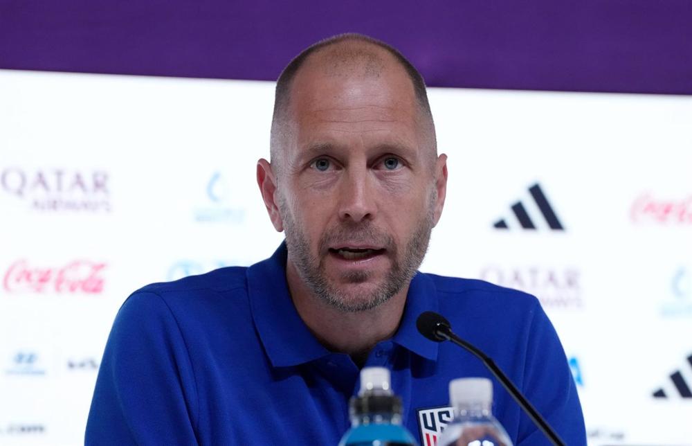 Le sélectionneur américain Gregg Berhalter lors d'une conférence de presse pendant la Coupe du monde au Qatar. Le