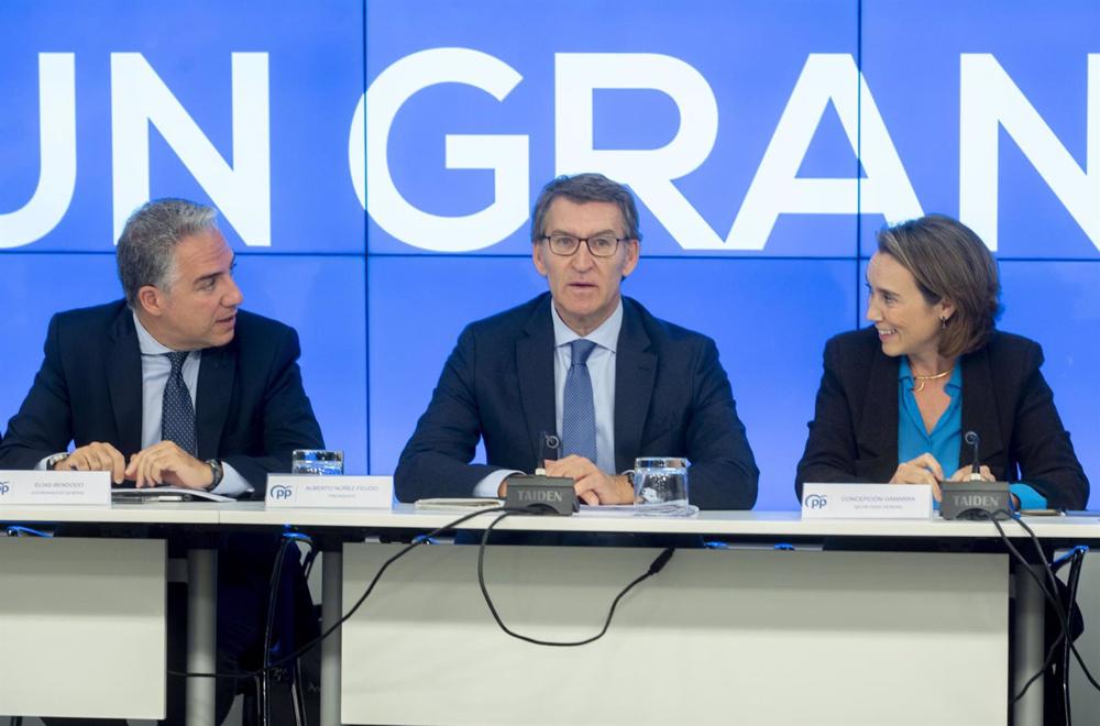 (I-D) El coordinador general del PP, Elías Bendodo; el presidente del PP, Alberto Núñez Feijóo, y la secretaria general del PP, Cuca Gamarra, ofrecen una rueda de prensa tras presidir la reunión del Comité Ejecutivo Nacional del PP, en la sede nacional de (I-D)