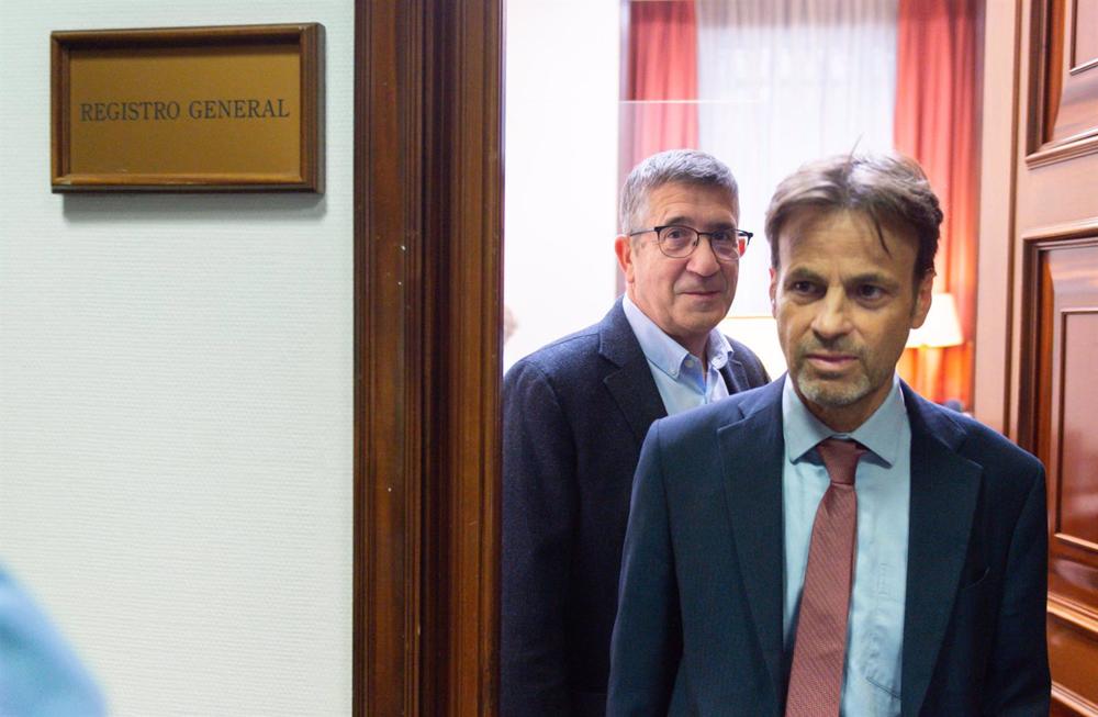 El portavoz del PSOE en el Congreso, Patxi López (i), y el presidente del grupo parlamentario de Unidas Podemos en el Congreso, Jaume Asens, al registrar la iniciativa El