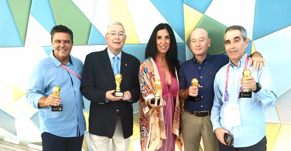 Joaquín Maroto, Juan Antonio Prieto, Cristina Cubero, Orfeo Suárez y José Antonio Pascual recogen el reconocimiento de la AIPS por haber cubierto ocho o más Copas del Mundo de fútbol. Joaquín