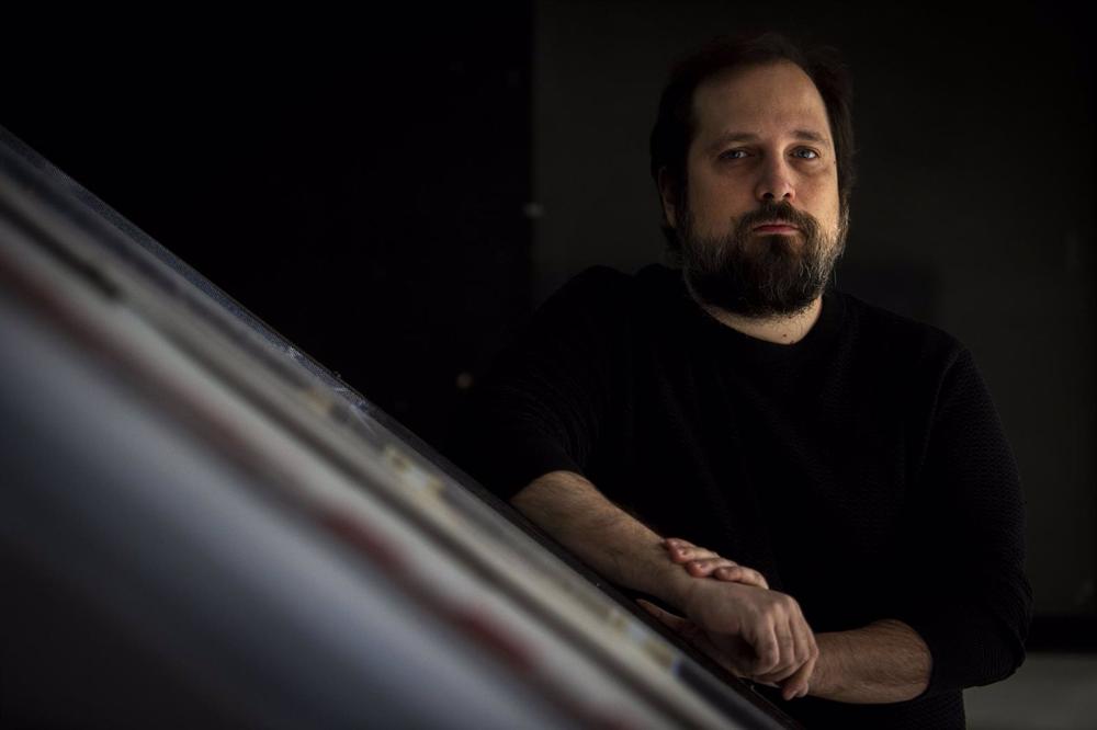 El director Carlos Vermut posa durante una entrevista para Europa Press en los cines Renoir Princesa, a 22 de noviembre de 2022, en Madrid (España). El