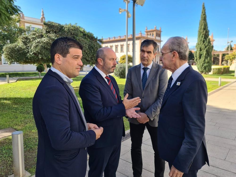 El vicesecretario de coordinación de Política Autonómica y Local del PP, Pedro Rollán, junto al alcalde de Málaga. El