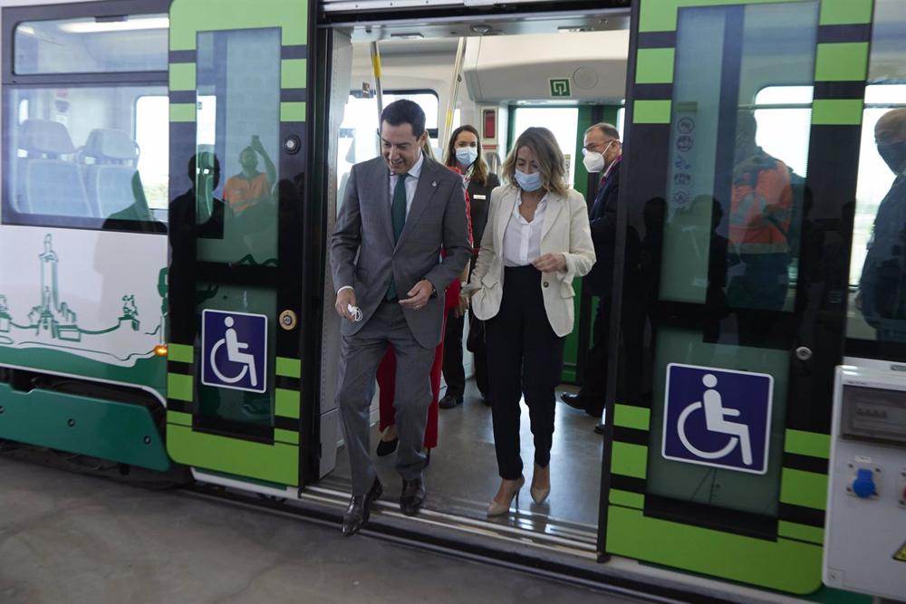 Archivo - El presidente de la Junta de Andalucía, Juanma Moreno, (i) junto a la ministra de Transportes, Movilidad y Agenda Urbana, Raquel Sánchez, (d) bajan del tranvía durante el acto de inauguración del TramBahia Archivo