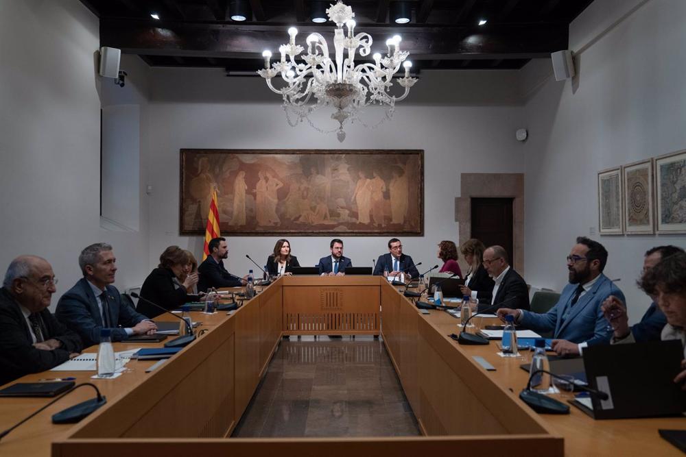 El conseller de Empresa y Trabajo y expresidente del Parlament, Roger Torrent (4i); la consellera de Presidencia, Laura Vilagrà (5i), y el presidente de la Generalitat, Pere Aragonès (c), y la consellera de Cultura de la Generalitat, Natàlia Garriga (4d), El