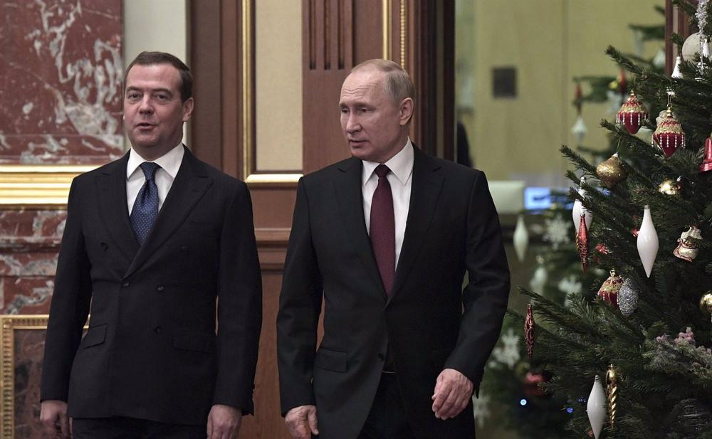 Arquivo - O ex-presidente russo Dmitry Medvedev com o actual chefe de estado Vladimir Putin. Arquivo