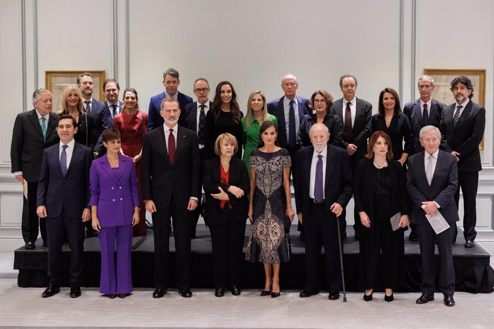 Los Reyes Felipe VI y Letizia (3i y 4d), junto a la ministra Portavoz, Isabel Rodríguez (2i), posan en la foto de grupo en el acto de entrega de la XXXIX Edición del Premio de Periodismo 'Francisco Cercedo', en el Hotel Westin Palace Los