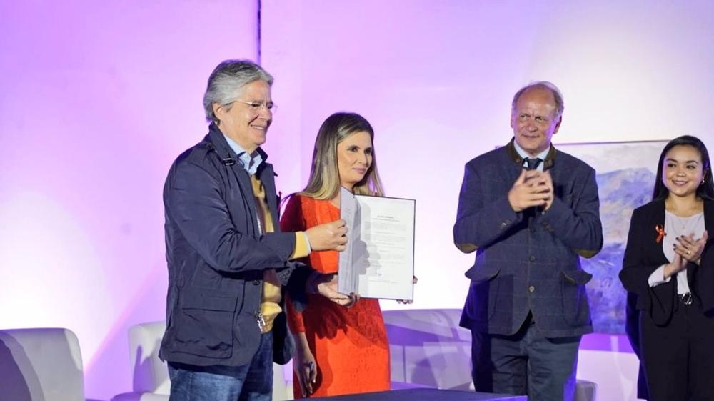 O Presidente do Equador, Guillermo Lasso, com o novo Ministro da Mulher e dos Direitos Humanos do Equador O