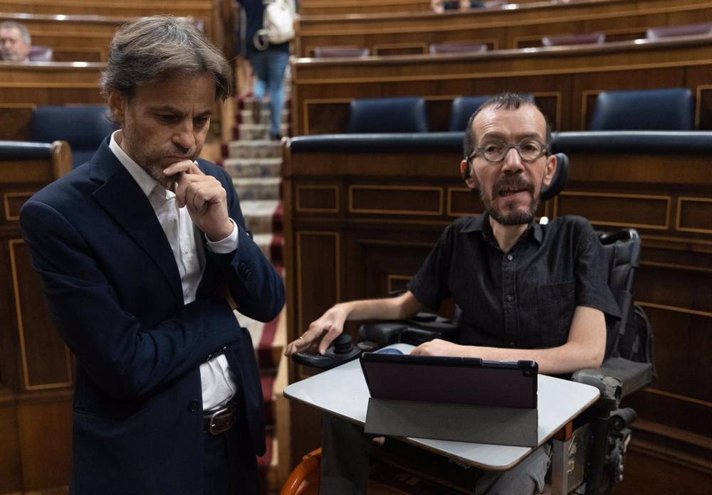 Archivo - El presidente del grupo parlamentario de Unidas Podemos y En Comú Podem en el Congreso, Jaume Asens (i) y el portavoz de Unidas Podemos en el Congreso, Pablo Echenique (d), a 26 de octubre de 2022, en Madrid (España). Archivo