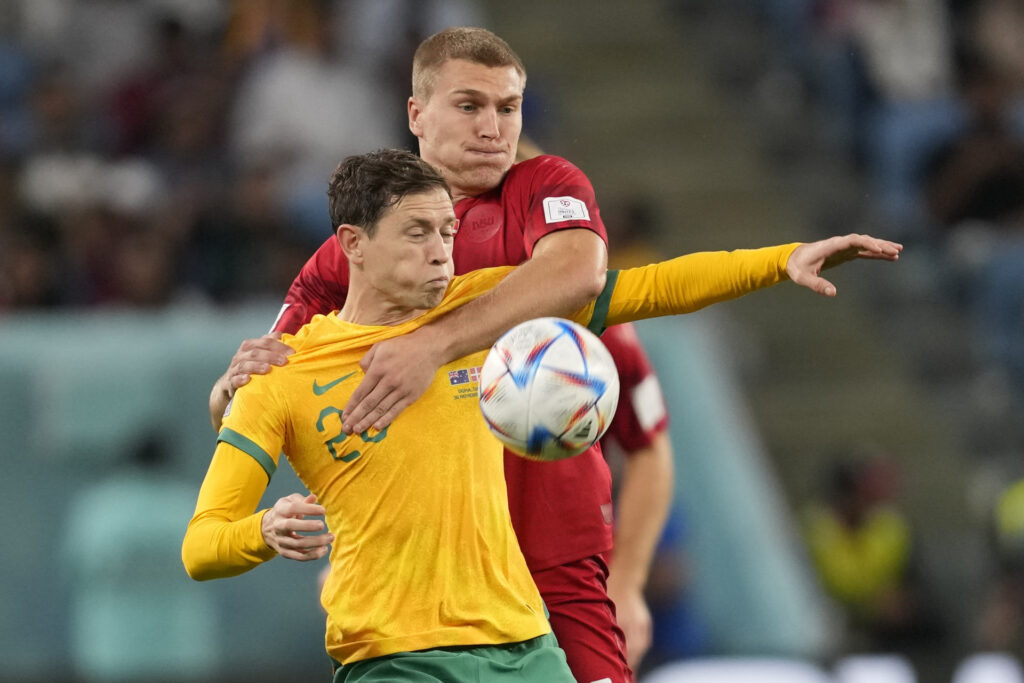 Golazo que metía a Australia en los octavos Craig Goodwin, Rasmus Kristensen