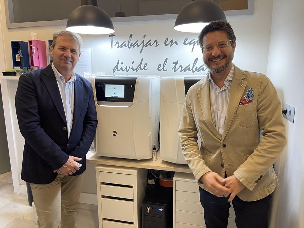 En la foto de izda a dcha Juan Carlos Álvarez, director de Operaciones de MAEX, y Jesús Castaño Navarro, director de Ventas Indirectas de Dentsply Sirona Iberia En