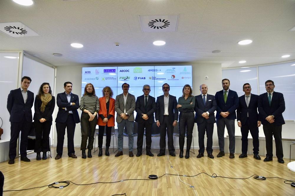 Representantes de ACES, Acotex, Adelma, Aecoc, AFEB, Anged, Applia, Asaja, Asedas, Cooperativas Agroalimentarias, FECE, FIAB, Foro Interalimentario, Marcas de Restauración y Stanpa en rueda de prensa para exigir que se aplace el impuesto de plástico Representantes