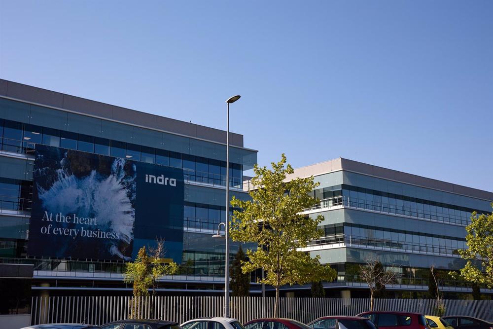 Archivo - Fachada de la sede de Indra, en la calle Avenida de Bruselas 35, a 8 de agosto de 2022, en Madrid (España). Archivo