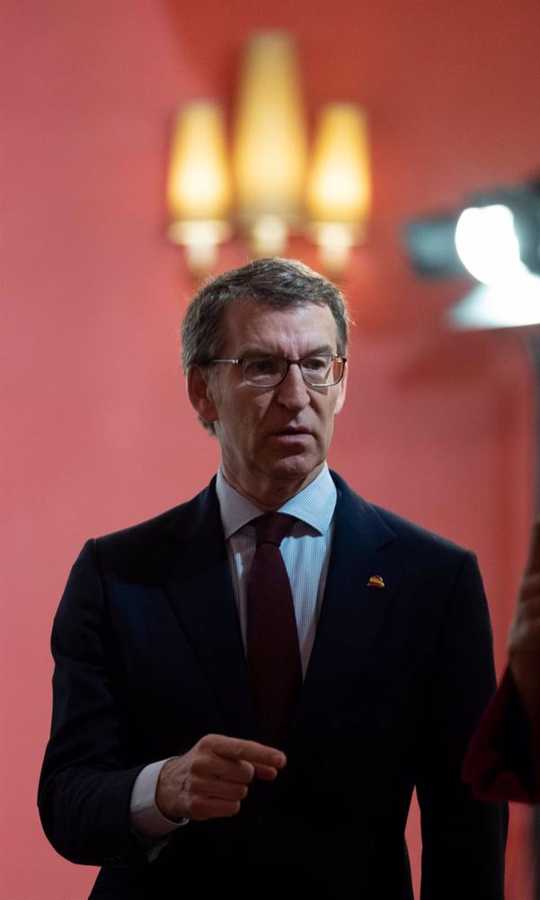 El presidente del Partido Popular, Alberto Núñez Feijóo, a su llegada a la inauguración del I Foro Económico y Empresarial OKLÍDERES de OKDIARIO en el Hotel The Westin Palace, a 1 de diciembre de 2022, en Madrid (España). El