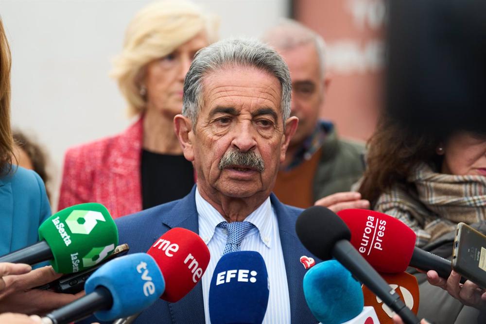 El presidente de Cantabria, Miguel Angel Revilla, ofrece declaraciones a los medios de comunicación tras su visita al Colegio de Educación Infantil y Primaria Leonardo Torres Quevedo. El