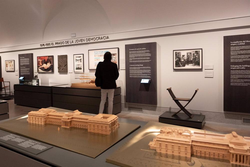 Archivo - Un usuario en un museo Archivo