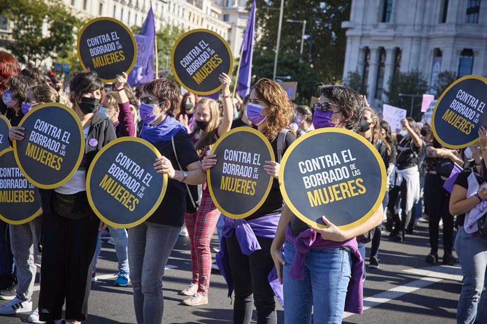 Archivo - Varias personas con carteles de 'Contra el borrado de las mujeres' en una manifestación a favor de los derechos de la mujer Archivo