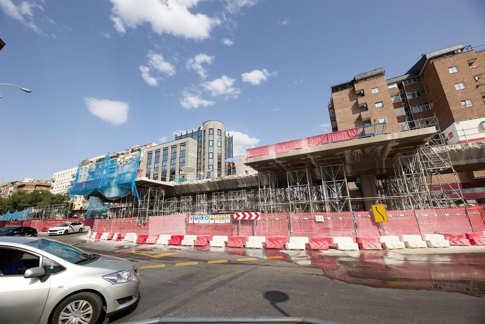 Archivo - Varias vallas controlan el acceso a una obra, a 10 de agosto de 2022, en Madrid Archivo