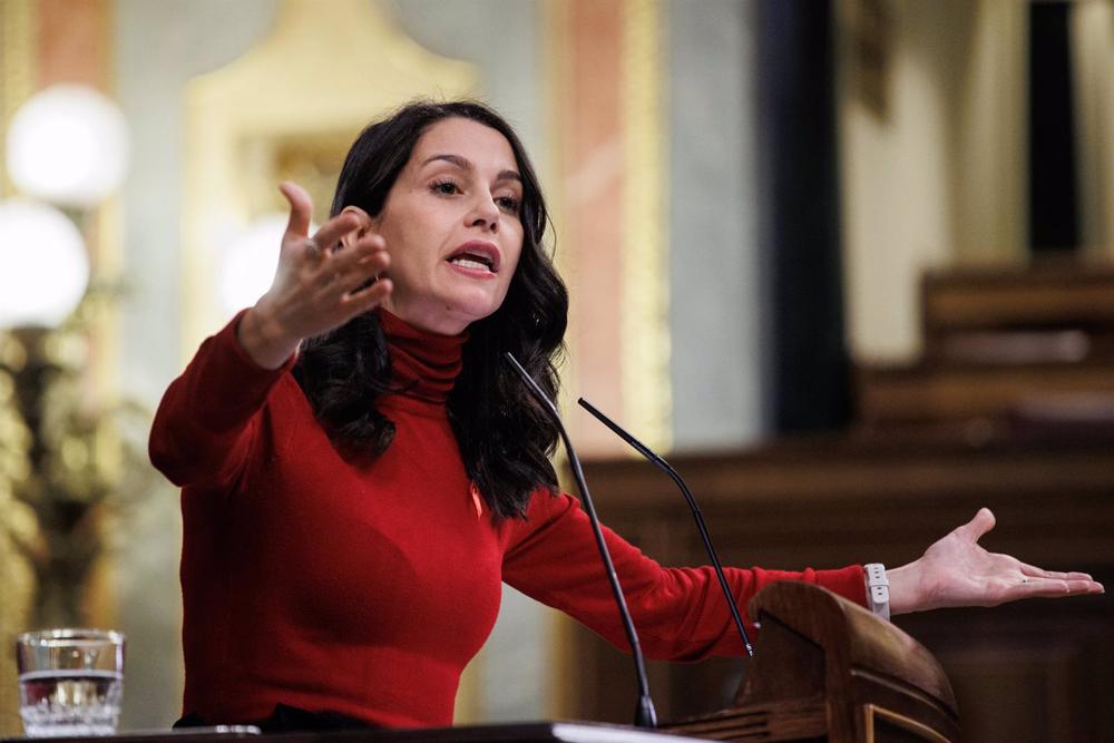 La presidenta de Ciudadanos, Inés Arrimadas, interviene durante una sesión plenaria en el Congreso de los Diputados, a 1 de diciembre de 2022, en Madrid (España). La