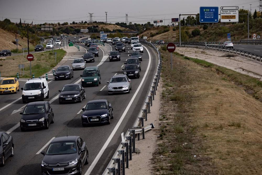 Archivo - Circulación moderada en la autovía del suroeste, A5, durante la operación salida por el puente de Todos los Santos, a 28 de octubre de 2022, en Madrid (España). La Dirección General de Tráfico (DGT) pone en marcha desde las 15.00 horas de hoy y Archivo