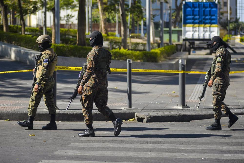 Archive - Des soldats patrouillent dans les rues de la capitale du Salvador pendant la pandémie de coronavirus. Archive