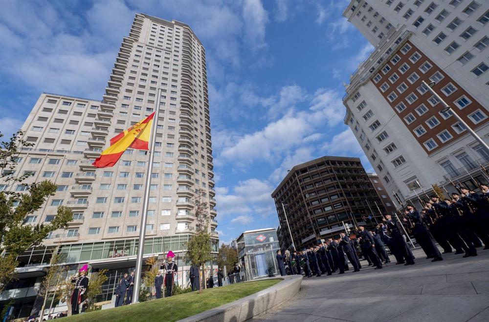 Una enseña nacional preside desde un mástil de 18 metros la Plaza de España en su esquina con Princesa Una