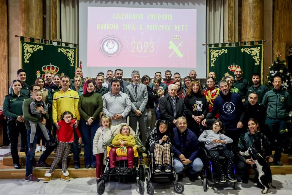 Foto de familia de los asistentes a la presentación del calendario solidario de la Guardia Civil 2023 a favor de la Asociación ‘Mi Princesa Rett’ Foto