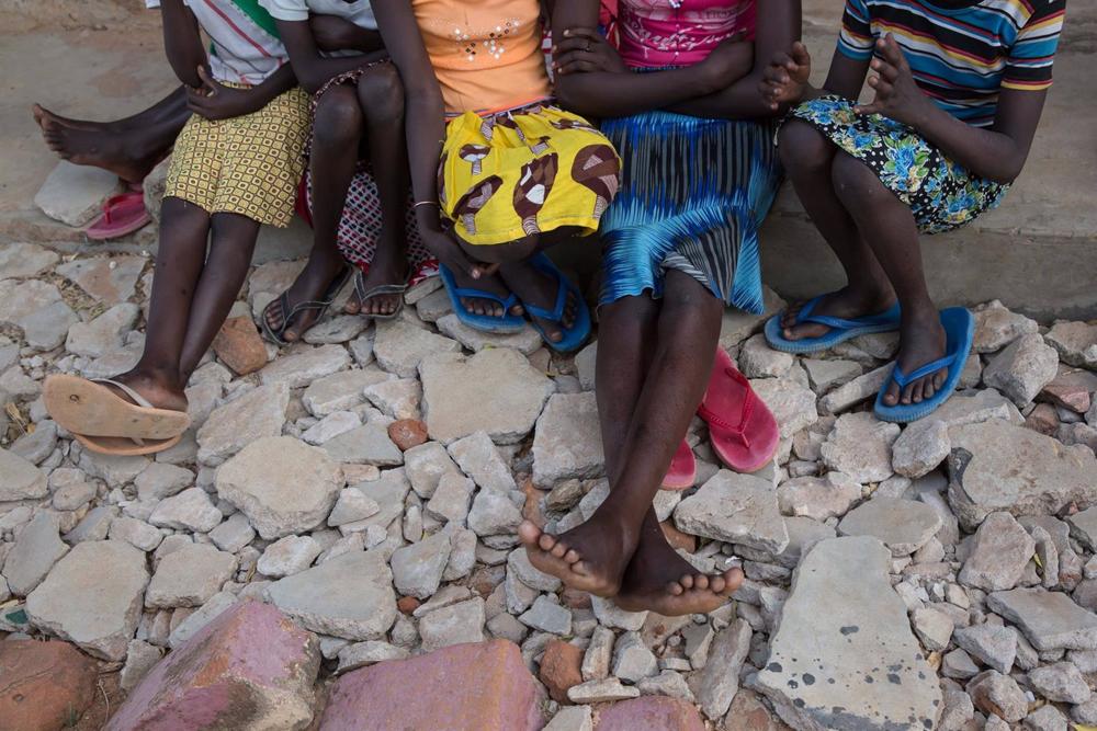 Datei - Mädchen sitzen in einer Schule im Bezirk Amudat, Karamoja, Uganda, nachdem sie von zu Hause geflohen sind, nachdem ihre Familien versucht hatten, sie einer Genitalverstümmelung zu unterziehen. Datei