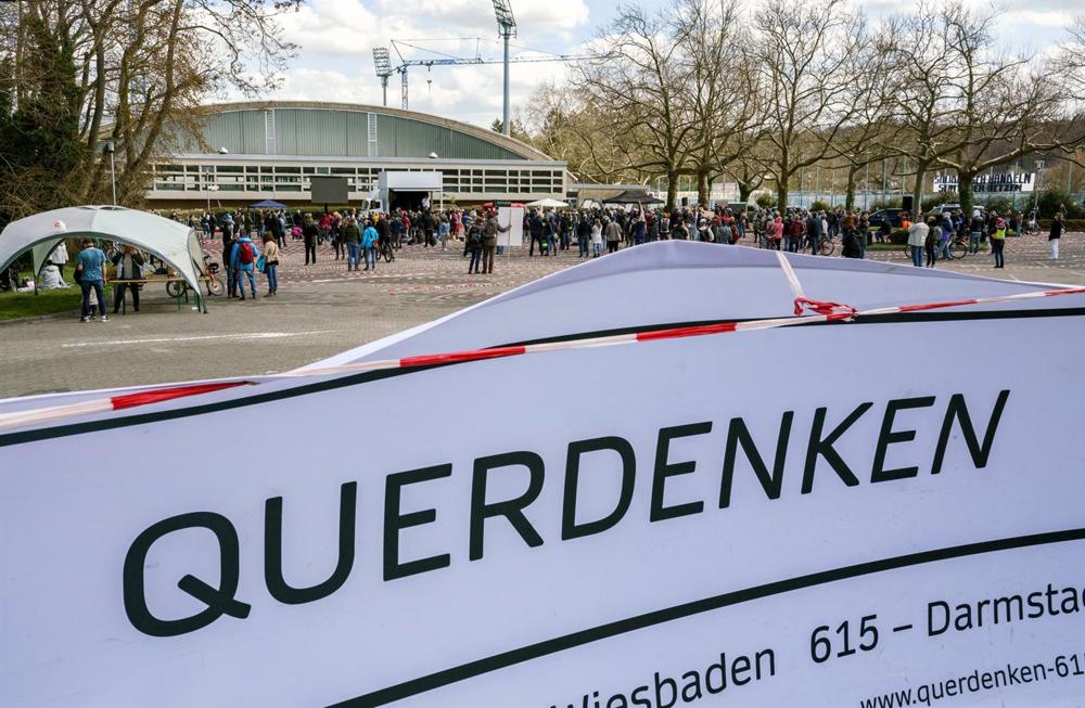 Archiv - Banner der negationistischen Bewegung Lateral Thinking Archiv