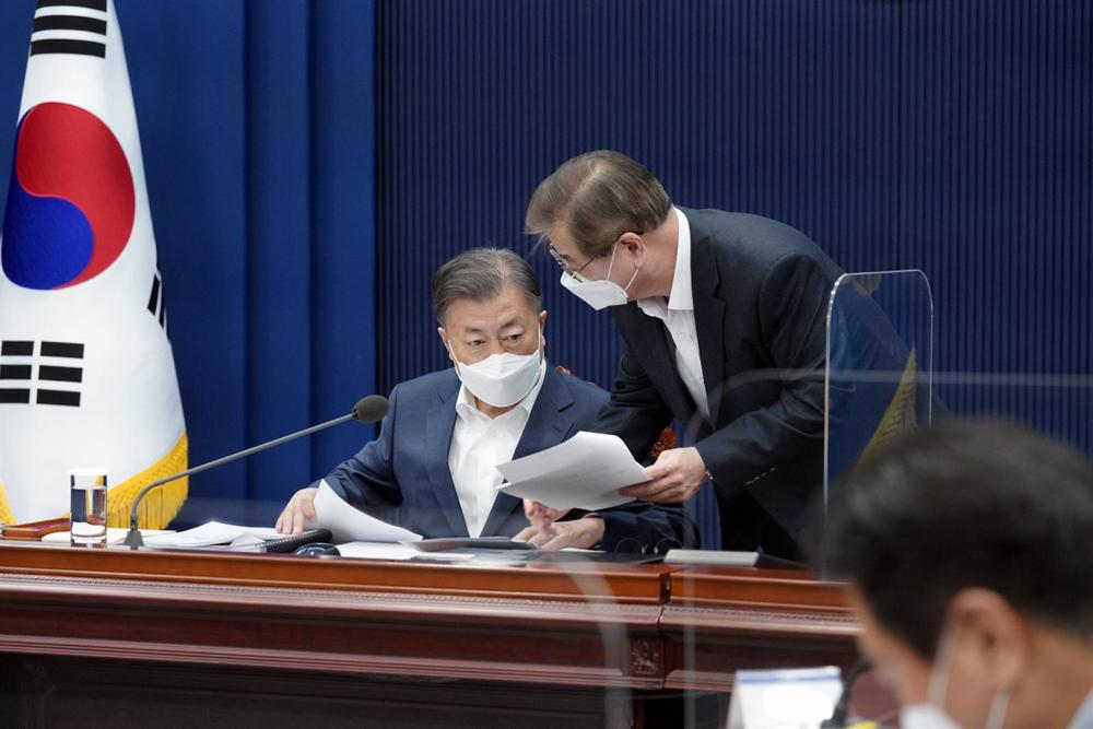 Archivio - L'ex presidente sudcoreano Moon Kae In (L) con l'allora capo della sicurezza nazionale Suh Hoon (R) Archivio