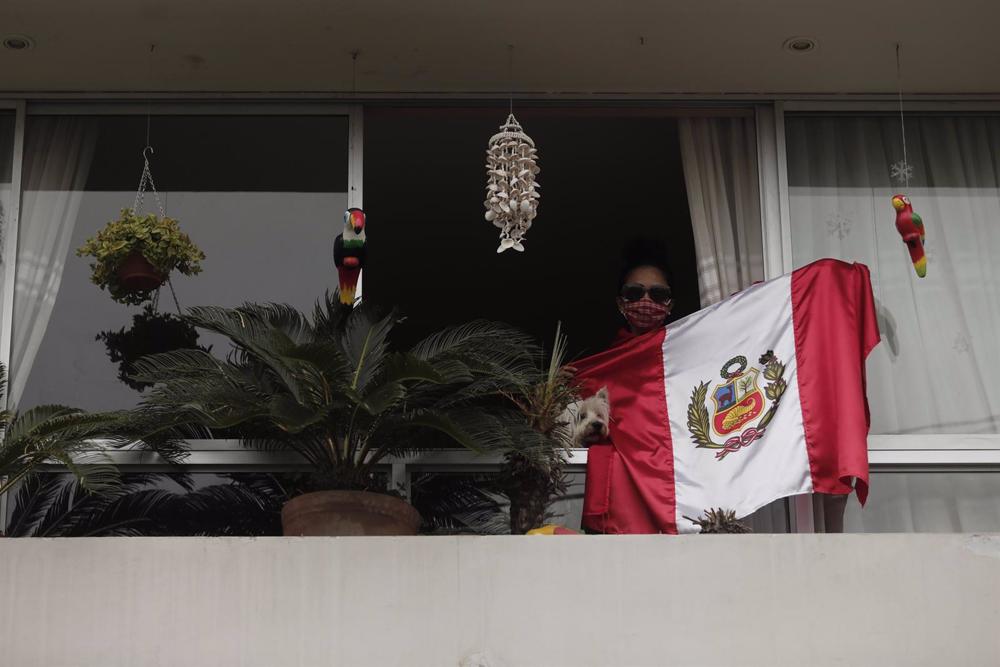 Archiv - Ein Nachbar in Lima mit einer peruanischen Flagge Archiv