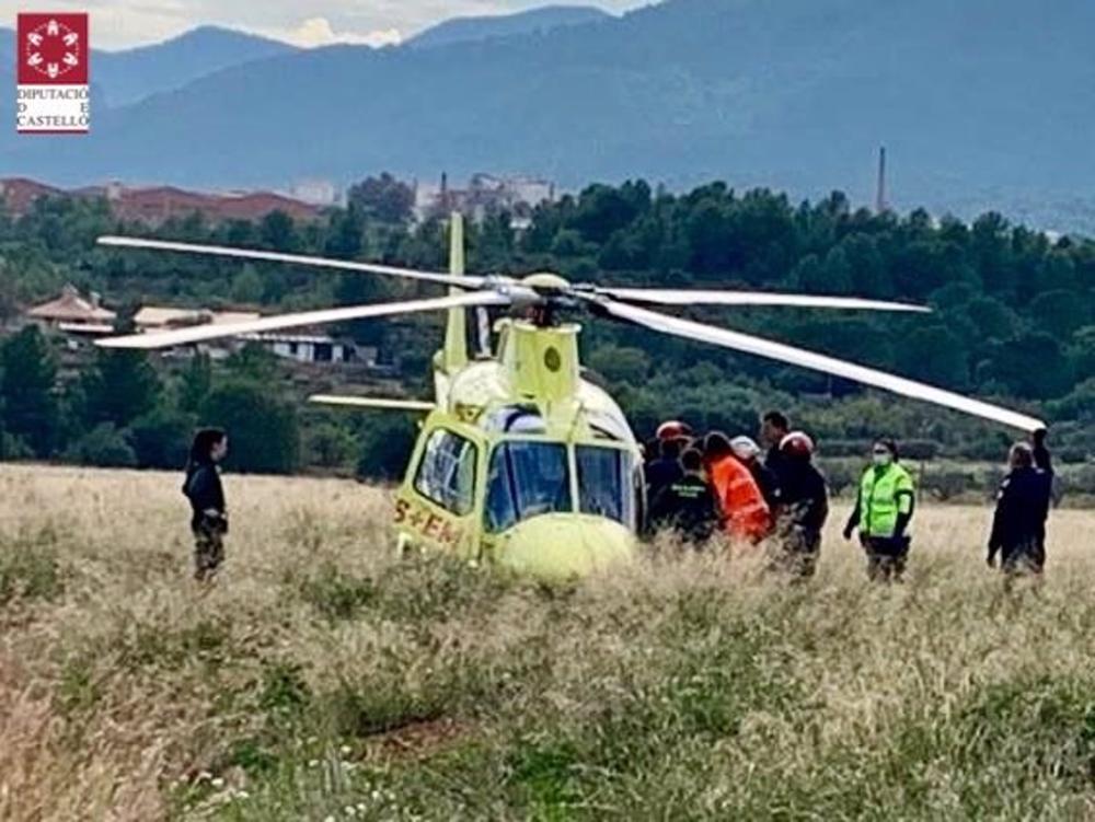 Herido tras quedar atrapado bajo un árbol que le cayó encima mientras lo talaba en Onda Herido