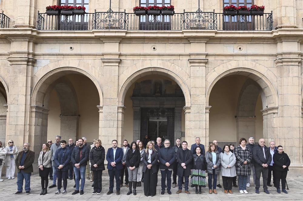 Castelló guarda tres minutos de silencio en recuerdo de las víctimas mortales del atropello ocurrido este viernes en la ciudad Castelló