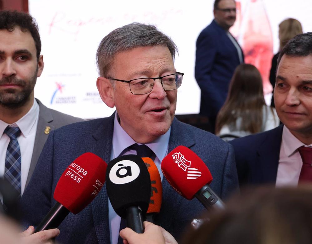 El 'president' de la Generalitat, Ximo Puig, atiende a los medios tras asistir a la VIII edición del Brindis del Cava de Requena (Valencia) El