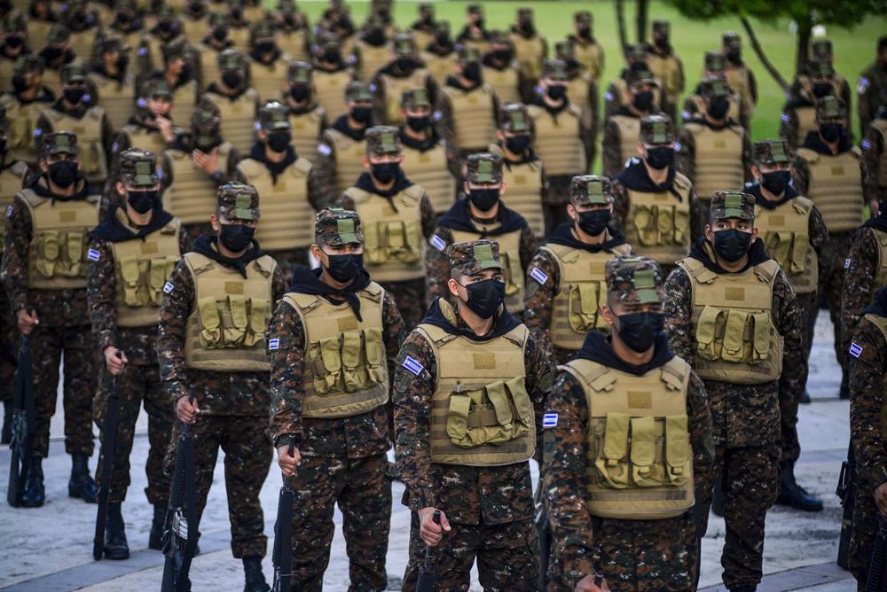 Arquivo - Militares salvadorenhos durante um evento em San Salvador Arquivo