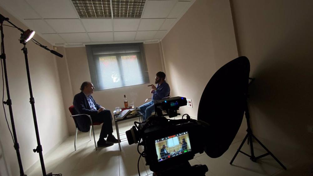 El periodista Fernando Rueda y el agente de inteligencia Mikel Lejarza 'El Lobo' en una imagen al publicar su libro conjunto de memorias del espía 'Secretos de confesión' (Roca Editorial) El