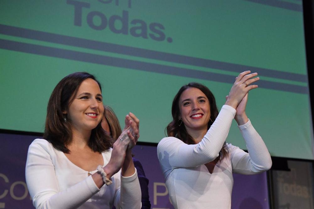 La secretaria general de Podemos y ministra de Derechos Sociales, Ione Belarra (i), y la ministra de Igualdad, Irene Montero (d), protagonizan el acto 'Con todas, por todas’, a 26 de noviembre de 2022, en Madrid (España). La